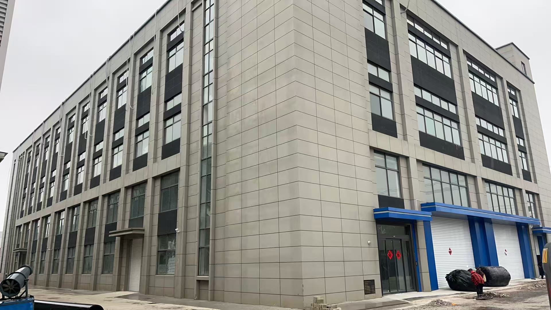 工业厂房车间内部，钢结构框架，宽敞明亮的生产车间